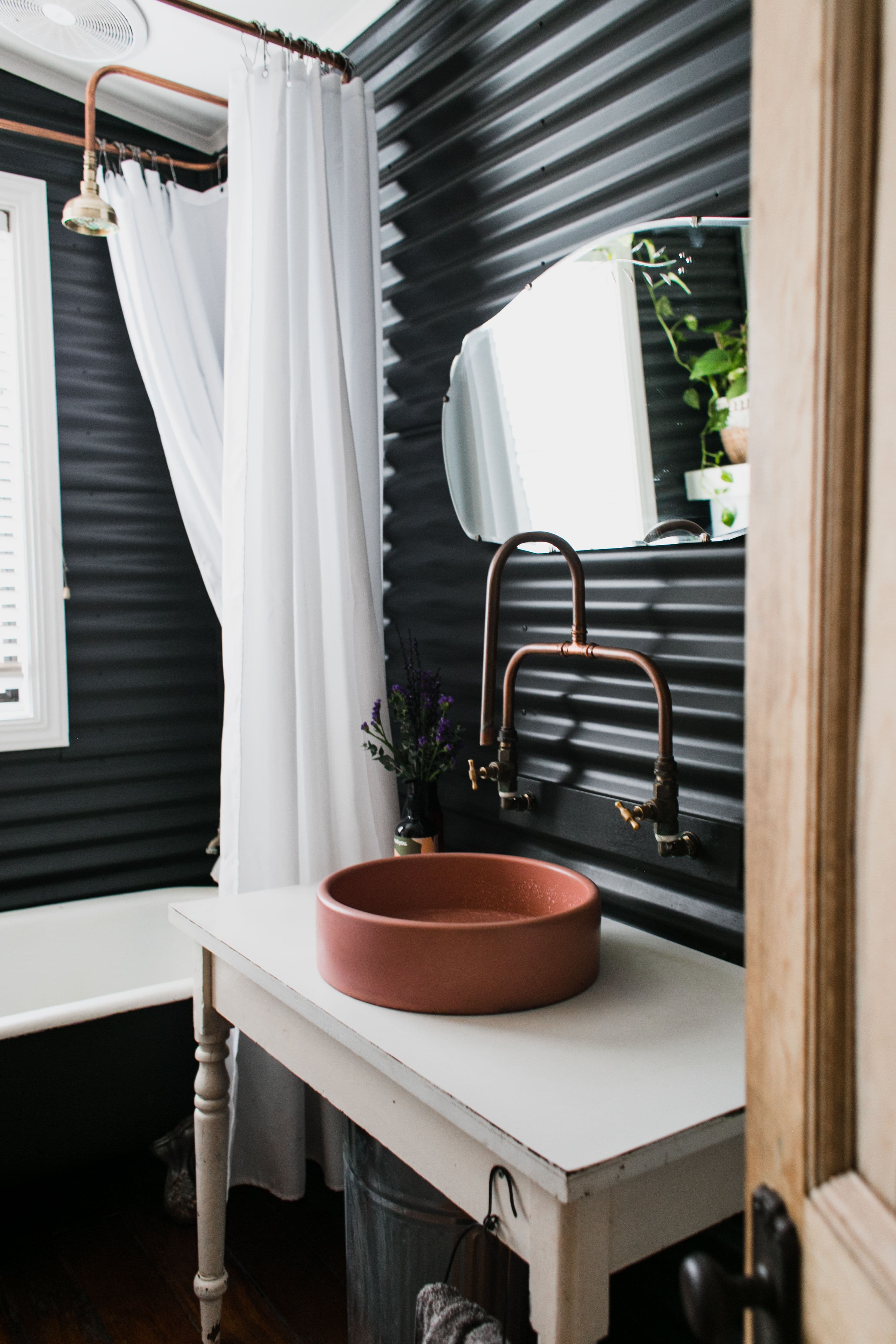 Casa de banho contemporânea com acabamentos limpos