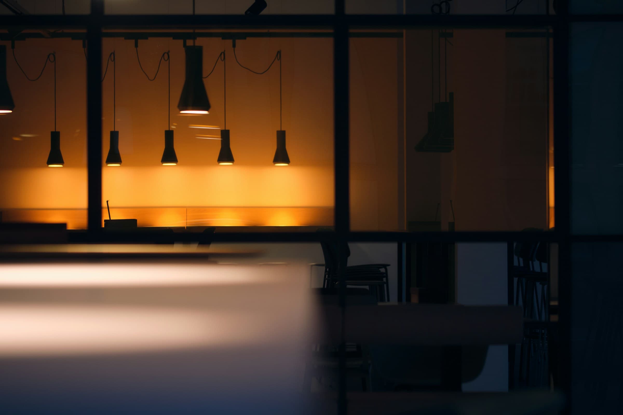 Interior comercial com iluminação pendente cuidada