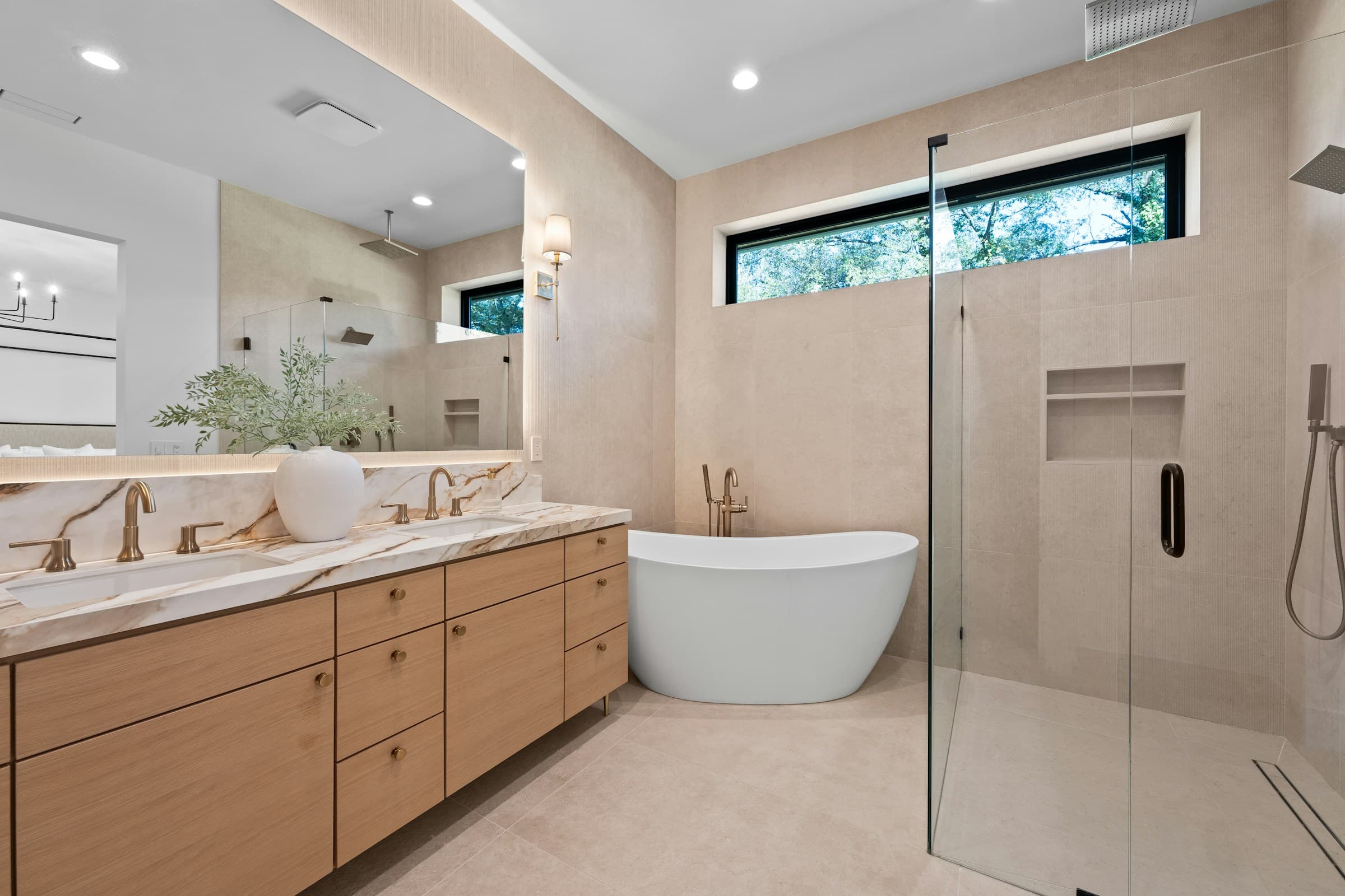 Casa de banho contemporânea com banheira e vanity duplo