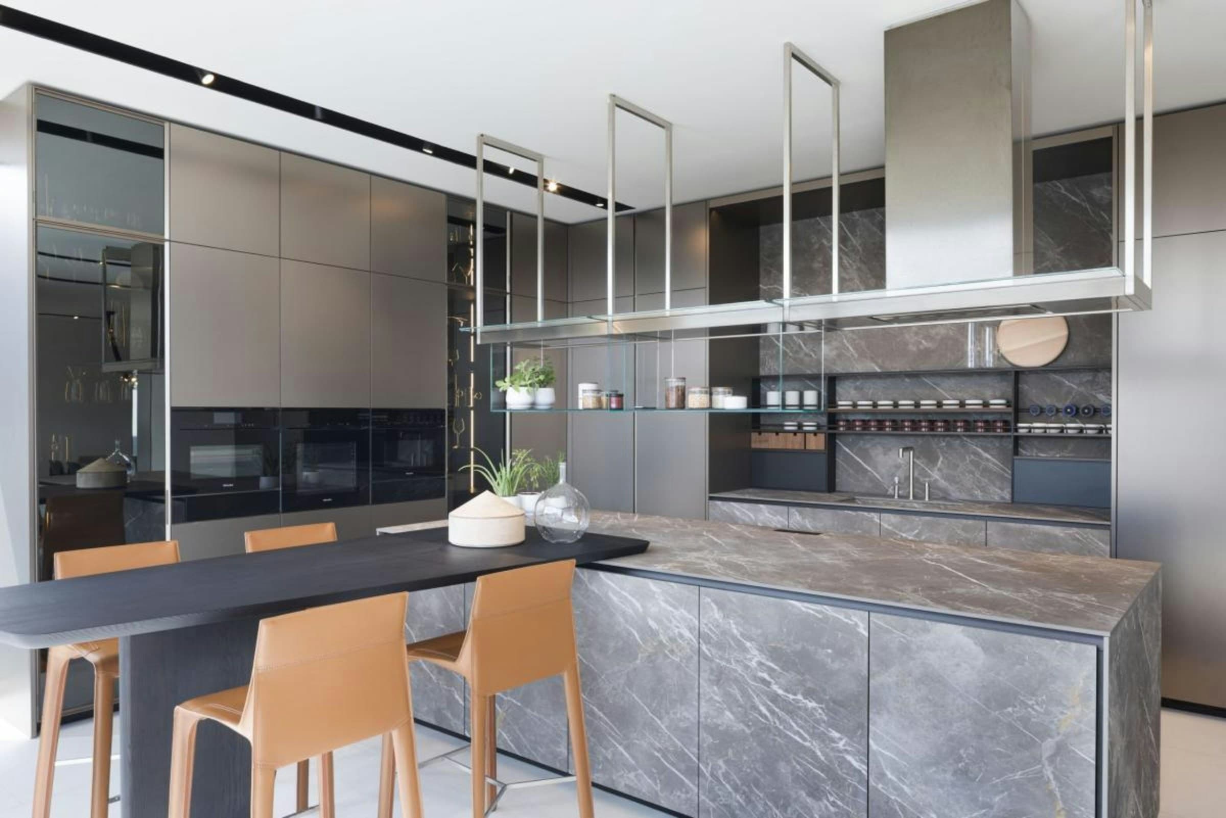 Cozinha moderna com ilha e zona de refeições integrada