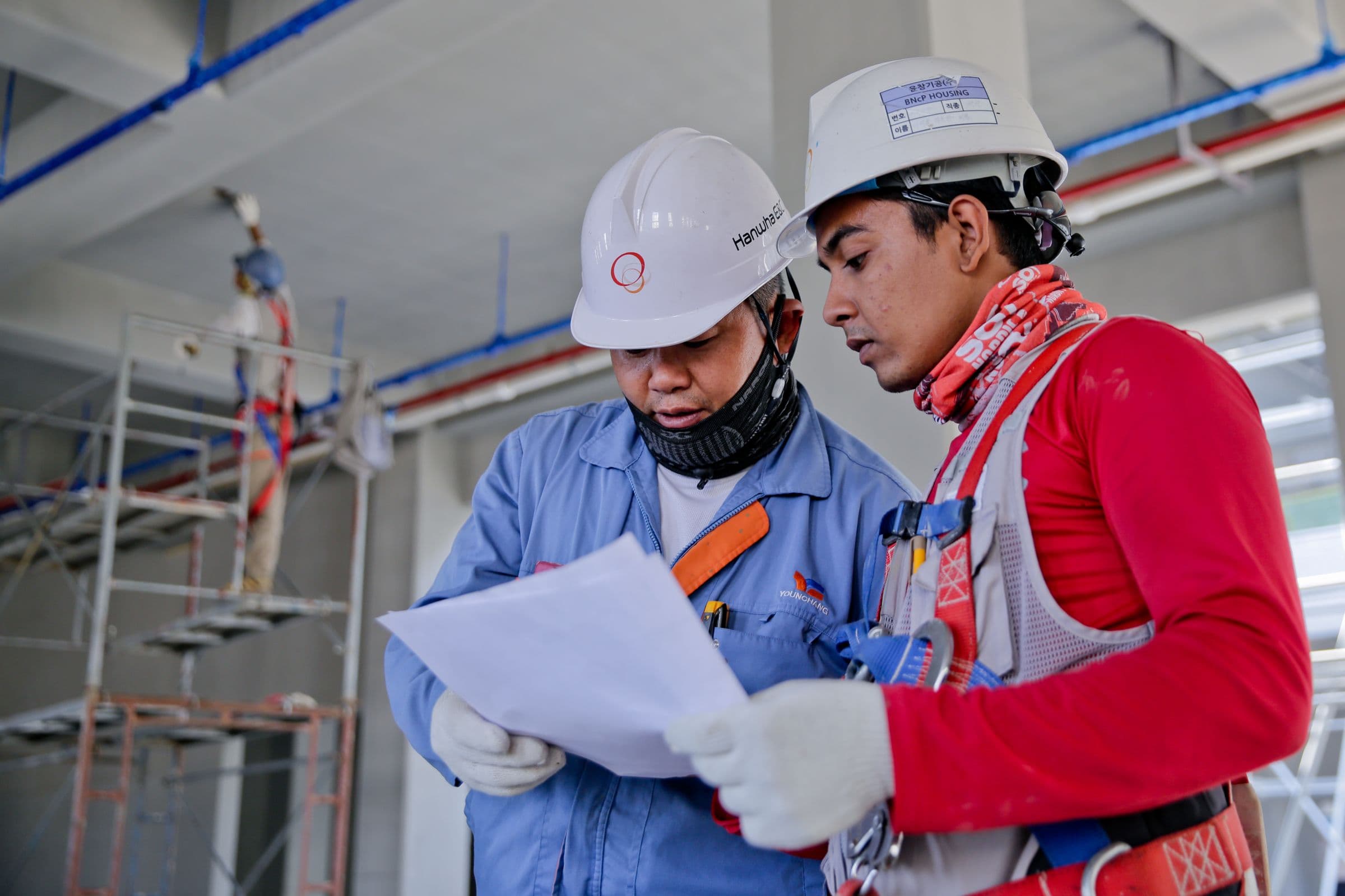 Equipa técnica em obra — fotografia de arquivo, não é um cliente STEFLUX.
